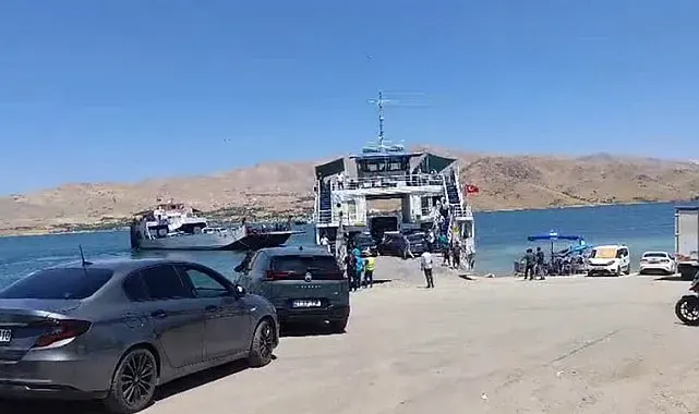 Yakıtı biten feribot çalışmalar sonucu iskeleye yanaştırıldı: Araçlar ve vatandaşlar tahliye edildi