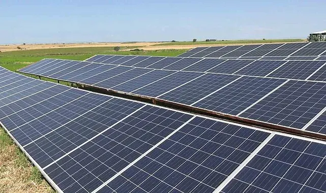 Edirne'de üreticiler tarlasını dronla ilaçlıyor, güneş enerjisiyle suluyor