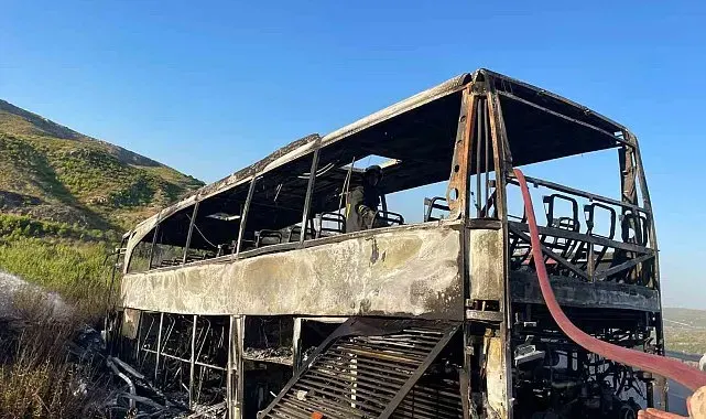 Antalya'da yanan yolcu otobüsü hurdaya döndü