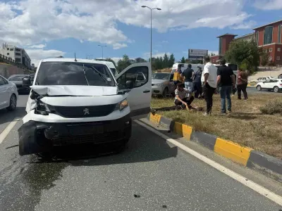 Kastamonu'da Hafif Ticari Araç ile Otomobil Çarpıştı: 3 Yaralı