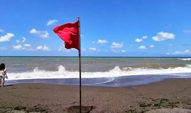 Akçakoca'da sahile kırmızı bayrak çekildi