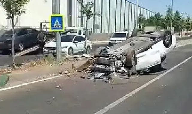 Diyarbakır'da refüje çıkan otomobil takla attı: 1 yaralı