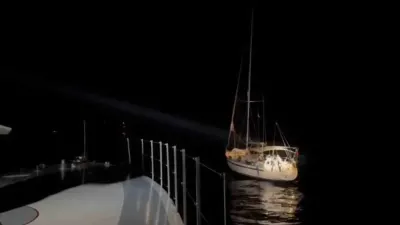 İzmir Urla Açıklarında Yelkenli Teknede Göçmen Operasyonu: 11 Kaçak ve 2 Organizatör Yakalandı