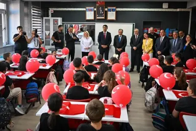 Uşak'ta 2026-2027 Eğitim Öğretim Yılı Coşkuyla Başladı: İlk Zili Vali Çaldı