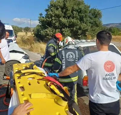 Çivril'de İki Otomobil Kafa Kafaya Çarpıştı: 5 Yaralı