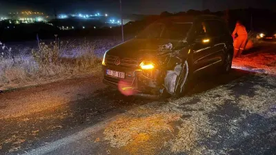Çanakkale Çan'da Saman Yüklü Traktöre Çarpan Otomobilin Sürücüsü Yaralandı