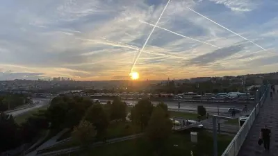 İstanbul'da Büyüleyici Gün Doğumu: Gökyüzündeki Kızıllık Kartpostallık Görüntüler Oluşturdu