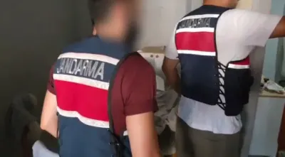 Adana'da Jandarmadan Nefes Kesen Operasyon: Kaleşnikof ve Binlerce Uyuşturucu Hap Ele Geçirildi