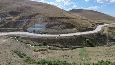 Erzurum'da Gizemli Yol Keşfi: Araçlar Vites Boştayken Yokuş Yukarı Gidiyor