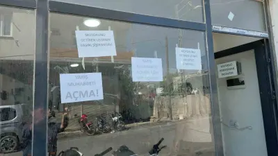Hataylı Motosiklet Tamircisinden İlginç Çözüm: Yarış ve Küfürü Cama Astığı Yazıyla Yasakladı