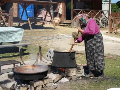 Kastamonu Daday'da Kadınların Kış Mesaisi: Elmalar Kazanlarda Pekmeze Dönüşüyor