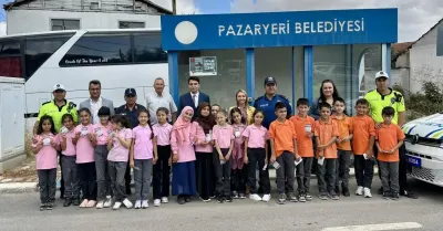 Pazaryeri'nde Öğrenciler Okul Çevresindeki Yaya Yolunu Boyadı