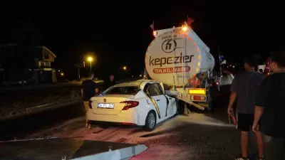 Antalya Manavgat'ta Feci Kaza: Tankere Saplanan Otomobil Saatler Sonra Çıkarılabildi
