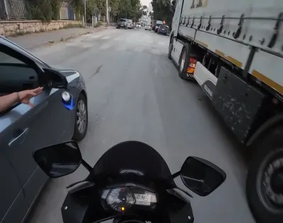 Eskişehir'de Yola Çöp Atan Sürücüye Motosikletçiden Ders Gibi Hareket