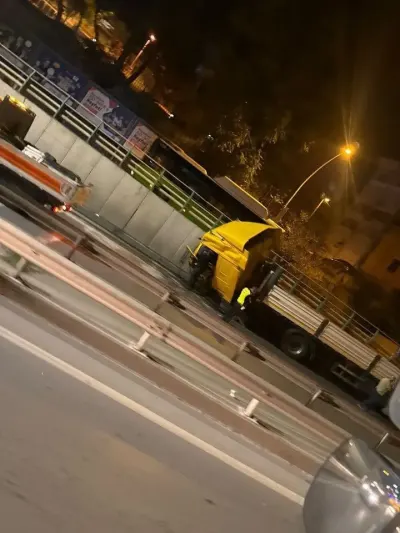 Kocaeli D-100 Karayolu'nda Korkutan Kaza: Tır Duvara Çarptı, Sürücü Yaralandı