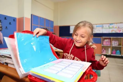 Başiskele Belediyesi’nden İlkokul 1. Sınıf Öğrencilerine Kırtasiye Desteği