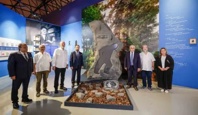 Rusya Büyükelçisi Sergey Vershinin İzmir'deki Nâzım Hikmet Sergisini Ziyaret Etti