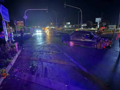 Gazipaşa'da alkollü sürücü dehşeti: Kavşakta iki otomobil çarpıştı, 2 yaralı