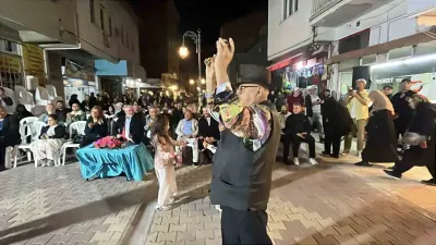 Çorum'da 71 Yaşındaki Dursun Bağra Ziller ve Kaşıklarla Düğünlerin Maskotu Oldu