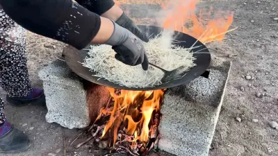 Ağrı'da Kış Hazırlıkları Başladı: Tel Tel İpe Dizilen Erişteler Sofralara Hazırlanıyor