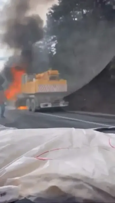 Bursa'da Seyir Halindeki İş Makinesi Alev Alev Yandı