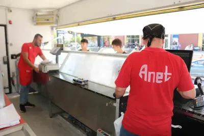 Antalya'da Halk Et Mobil Tırı İlçe İlçe Dolaşıyor: Uygun Fiyatlı Et Vatandaşın Ayağına Geliyor