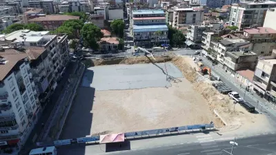 İncirliova Cumhuriyet Meydanı ve Yeraltı Otoparkı Projesinde Zemin Betonu Dökülüyor