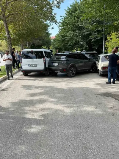 Elazığ’da Zincirleme Trafik Kazası: 4 Araç Birbirine Girdi, 8 Yaralı Var