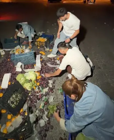 İzmir'de Yola Saçılan Sebze ve Meyveler İçin İmece Usulü Seferberlik