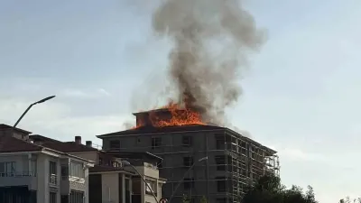 Elazığ'da İnşaat Halindeki Binanın Çatısında Çıkan Yangın Paniğe Neden Oldu