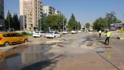 Adıyaman'da Patlayan Ana Su Hattı Yolu Kullanılamaz Hale Getirdi