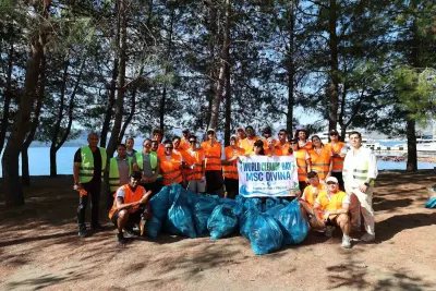 Marmaris'te Kruvaziyer Personelinden Örnek Çevre Temizliği