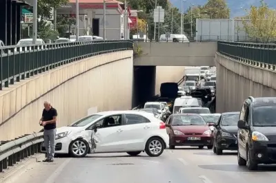 Bursa Kültürpark Alt Geçidi'nde Tehlikeli Kaza: Şerit Değiştiren Ticari Araç Otomobile Çarptı