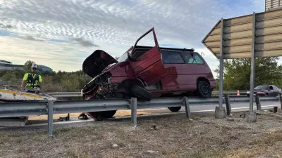 Edirne'de Korkutan Kaza: Kontrolden Çıkan Araç Bariyerler Üzerinde 35 Metre Sürüklendi