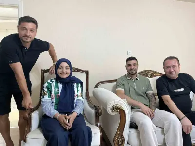 Konyaspor’dan Omurilik Kanseri Tedavisi Gören Sude Ay’a Moral Ziyareti