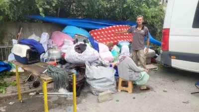 Kira Anlaşmazlığı Yüzünden Eşyalarını Otoparka Taşıyan Aile Yeni Evine Yerleşti