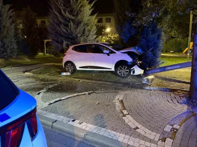 Kayseri Talas'ta Kontrolden Çıkan Otomobil Elektrik Direğine Çarptı