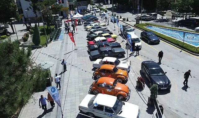 Çorum'da klasik otomobil rüzgarı: Vatandaşlar büyük ilgi gösterdi