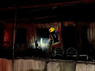 Balıkesir Gönen'de Gece Vakti Korkutan Yangın: Deniz Kenarındaki Baraka Kül Oldu
