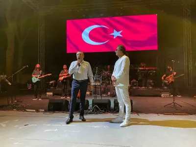 Ünlü Popçu Çelik, Ayvalık'ın Kurtuluş Gününde Binlerce Hayranıyla Buluştu