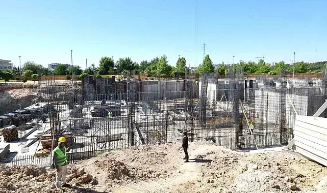 Vali Küçük, yapımı süren kültür merkezinde incelemelerde bulundu