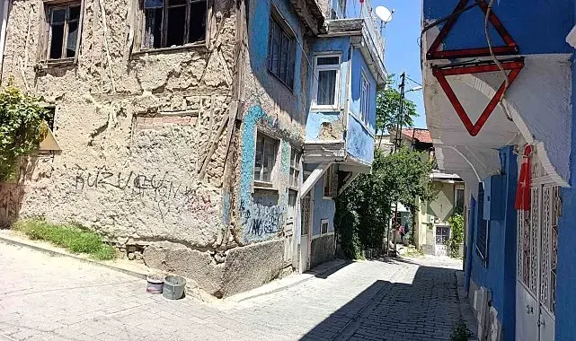 Günün fotoğrafı Afyonkarahisar'dan: Araçların çarptığı eve reflektörlü önlem