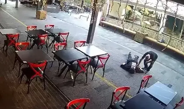 Yardım ediyormuş gibi yaptı, cüzdanını çaldı