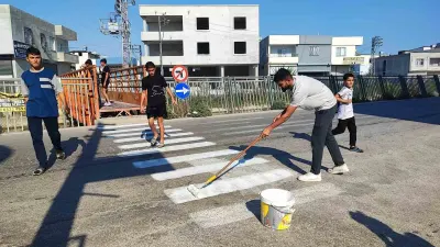 Adana'da Veli Çaresizlikten Yaya Geçidi Çizdi: 5 Okulun Olduğu Caddede Tehlike