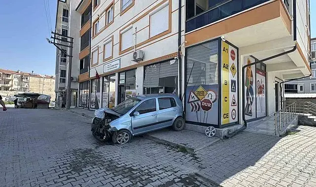 Kontrolden çıkan otomobil araçlara ve iş yerine zarar verdi