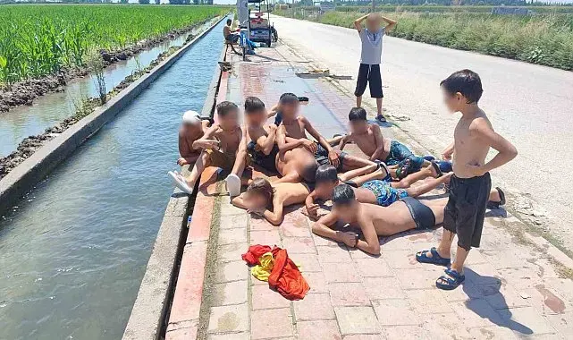 Adana'da çocukların kanal keyfi: Kaldırım plaja döndü