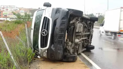Tuzla'da Yağmurun Etkisiyle Servis Minibüsü Devrildi: Sürücü Yaralandı
