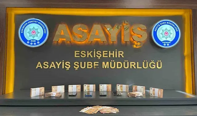 Kendisini polis olarak tanıtan 2 dolandırıcı yakalandı
