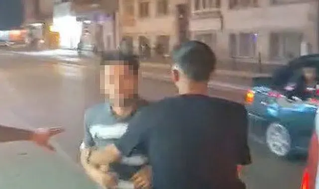 Motosiklet sürücüsüne yumruklu saldırı kamerada