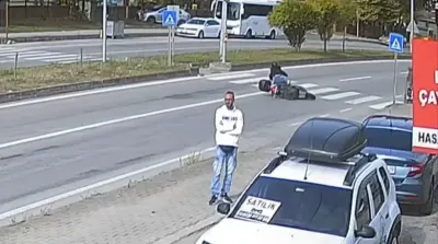 Bartın'da Kırmızı Işık Paniği: Ön Frene Basan Motosiklet Sürücüsü Yola Savruldu